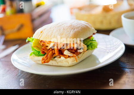 Tirato hamburger di carne di maiale servito sulla tavola di ristorante Foto Stock