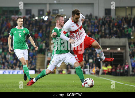 In Irlanda del nord la chris scotto (sinistra) sfide svizzera di Haris Seferovic durante il 2018 world cup qualifica di play-off, la prima gamba corrispondono a Windsor Park di Belfast. Foto Stock