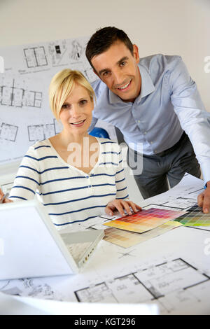 Ritratto di sorridente architetti di successo Foto Stock