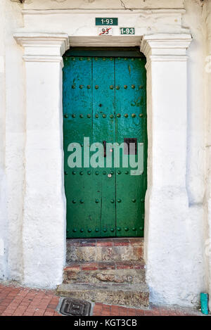 Tipica porta colorata in Candelaria, Bogotà, Colombia, Sud America Foto Stock