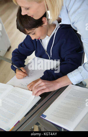 Insegnante con capretto in aula Foto Stock