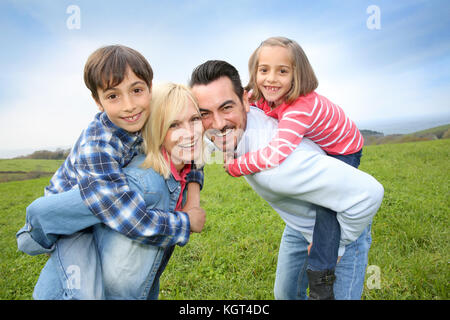 Ritratto di famiglia felice in campagna Foto Stock