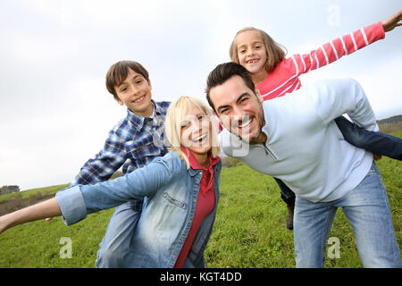 Ritratto di famiglia felice in campagna Foto Stock