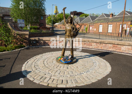 Angus, Scozia. 25 maggio 2017. Statua commemorativa per il defunto cantante dell'acdc Bon Scott nella sua città natale di Kirriemuir ad Angus in Scozia è un festival Foto Stock