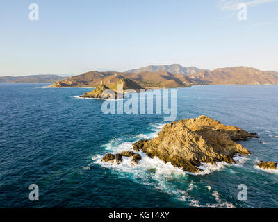 Vista aerea delle isole di prodotti ematici e la parata tower, la torre genovese costruita nel 1608, Corsica, Francia. tramonto sul mare in rosso scuro porfido Foto Stock