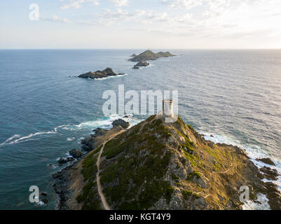 Vista aerea delle isole di prodotti ematici e la parata tower, la torre genovese costruita nel 1608, Corsica, Francia. tramonto sul mare in rosso scuro porfido Foto Stock