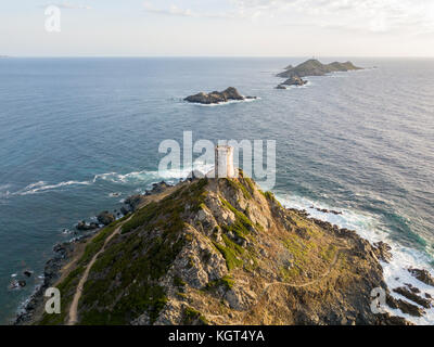 Vista aerea delle isole di prodotti ematici e la parata tower, la torre genovese costruita nel 1608, Corsica, Francia. tramonto sul mare in rosso scuro porfido Foto Stock