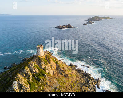 Vista aerea delle isole di prodotti ematici e la parata tower, la torre genovese costruita nel 1608, Corsica, Francia. tramonto sul mare in rosso scuro porfido Foto Stock