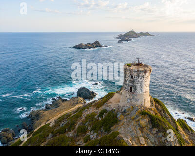 Vista aerea delle isole di prodotti ematici e la parata tower, la torre genovese costruita nel 1608, Corsica, Francia. tramonto sul mare in rosso scuro porfido Foto Stock