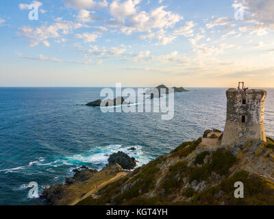 Vista aerea delle isole di prodotti ematici e la parata tower, la torre genovese costruita nel 1608, Corsica, Francia. tramonto sul mare in rosso scuro porfido Foto Stock