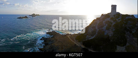 Vista aerea delle isole di prodotti ematici e la parata tower, la torre genovese costruita nel 1608, Corsica, Francia. tramonto sul mare in rosso scuro porfido Foto Stock