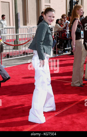 Drew Barrymore arrivando al ventesimo anniversario della premiere di e.t. l'extraterrestre presso lo Shrine Auditorium di Los Angeles. 16 marzo 2002. drew barrymore 066 = moda a piena lunghezza, persone, drew barrymore, attrice, verticale, Stati Uniti d'America, celebrità, guardando la telecamera, arte cultura e intrattenimento, evento, frequentando una donna soltanto, una persona, moda vestire, , artista Foto Stock