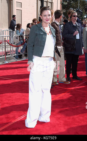 Drew Barrymore arrivando al ventesimo anniversario della premiere di e.t. l'extraterrestre presso lo Shrine Auditorium di Los Angeles. 16 marzo 2002. drew barrymore 067 = moda a piena lunghezza, persone, drew barrymore, attrice, verticale, Stati Uniti d'America, celebrità, guardando la telecamera, arte cultura e intrattenimento, evento, frequentando una donna soltanto, una persona, moda vestire, , artista Foto Stock