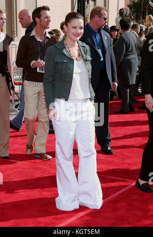 Drew Barrymore arrivando al ventesimo anniversario della premiere di e.t. l'extraterrestre presso lo Shrine Auditorium di Los Angeles. 16 marzo 2002. drew barrymore 069 = moda a piena lunghezza, persone, drew barrymore, attrice, verticale, Stati Uniti d'America, celebrità, guardando la telecamera, arte cultura e intrattenimento, evento, frequentando una donna soltanto, una persona, moda vestire, , artista Foto Stock