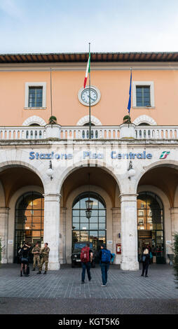 La stazione Pisa centrale è la stazione ferroviaria principale per la città di Pisa, che ospita l'iconica Torre Pendente Foto Stock