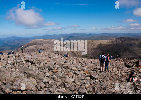Gli escursionisti sul vertice di Scafell Pike nel Parco Nazionale del Distretto dei Laghi Foto Stock