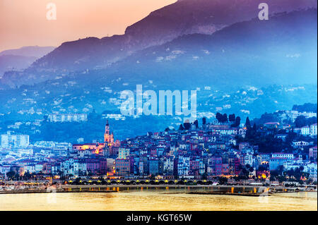 Alpes-Maritimes (06), Menton de nuit // Francia. Alpes-Maritimes (06), Mentone di notte Foto Stock