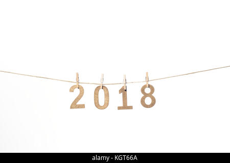 Anno nuovo 2018 in numero di numeri d'oro di legno appeso su una corda Foto Stock