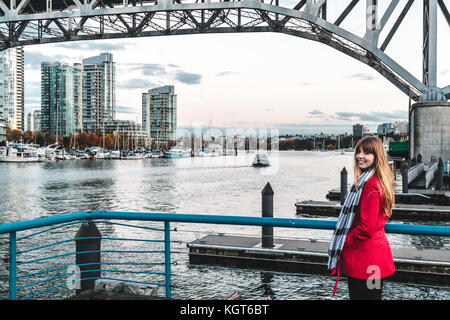 Foto di una ragazza vicino a False Creek in Vancouver BC, Canada Foto Stock