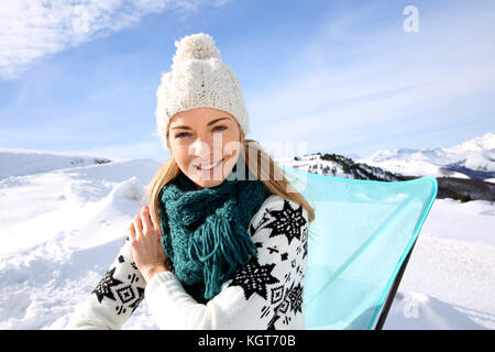 Ritratto di donna bella in montagna innevata Foto Stock