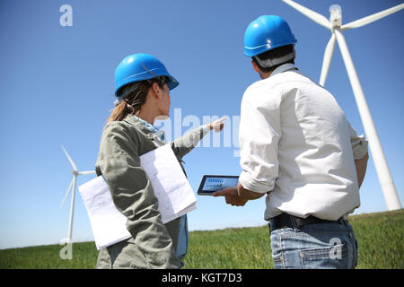 Ingegneri guardando al sito della turbina eolica con la compressa Foto Stock