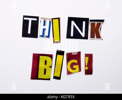 Una parola di scrittura di testo che mostra il concetto di pensare in grande di diversi magazine giornali lettera per il business case sullo sfondo bianco con spazio Foto Stock