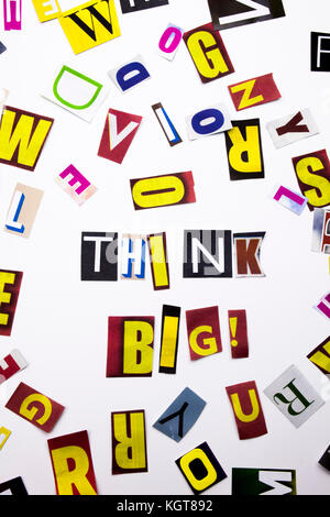 Una parola di scrittura di testo che mostra il concetto di pensare in grande di diversi magazine giornali lettera per il business case sullo sfondo bianco con spazio Foto Stock