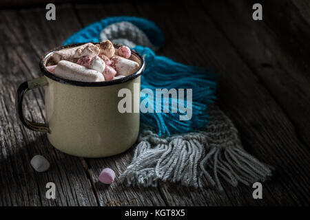Riscaldare il gustoso cioccolato per Natale con i marshmallow Foto Stock