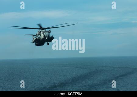 Un U.S. Marine Corps CH-53E Super Stallion con mezzo marino Tiltrotor Squadron (VMM) 162 (REIN), 26 Marine Expeditionary Unit (MEU), si avvicina alla Foto Stock