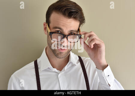 Elegante Ragazzo con occhiali e giarrettiere Foto Stock