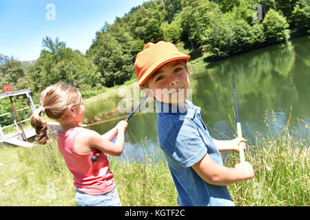 Ritratto di bambina la pesca di lago di montagna Foto Stock