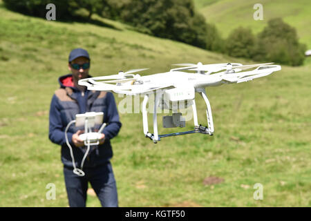 L'uomo la manipolazione del drone in natura Foto Stock