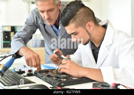 Studente di ingegneria elettrica corso di formazione con docente Foto Stock