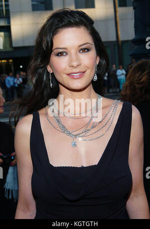 Catherine Zeta-jones (indossando un 200 carati di diamanti necklaceearring e bracciali) arrivando al terminale ' il portellone si apre ' premiere presso la Academy of Motion Pictures Arts and Sciences di los angeles. giugno 9, 2004.Catherine Zeta Jones - = persone, , headshot, , premiere, premi mostra, arrivo, tappeto rosso evento, verticale, sorridente, industria cinematografica, Stati Uniti d'America, attrice cinematografica, movie celebrity, artista, celebrità, guardando la telecamera, fotografia, arte cultura e intrattenimento, partecipare ad un evento, bestof, una persona, Inghilterra è attrice Foto Stock