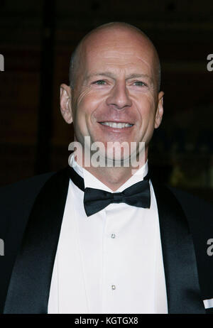 Bruce Willis che arrivano al 'Ocean's 12' Premiere detenute a Grauman's Chinese Theatre di Los Angeles il Mercoledì, 8 dicembre 2004.Bruce Willis - = persone, , headshot, , premiere, premi mostra, arrivo, tappeto rosso evento, verticale, sorridente, industria cinematografica, Stati Uniti d'America, attore di cinema, film celebrità, artista, celebrità, guardando la telecamera, fotografia, arte cultura e intrattenimento, partecipare ad un evento, bestof, una persona, Foto Stock