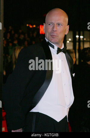 Bruce Willis che arrivano al 'Ocean's 12' Premiere detenute a Grauman's Chinese Theatre di Los Angeles il Mercoledì, 8 dicembre 2004.Bruce Willis - = persone, tre quarti, premiere, premi mostra, arrivo, tappeto rosso evento, verticale, sorridente, industria cinematografica, Stati Uniti d'America, attore di cinema, film celebrità, artista, celebrità, guardando la telecamera, fotografia, arte cultura e intrattenimento, partecipare ad un evento, bestof, una persona, Foto Stock