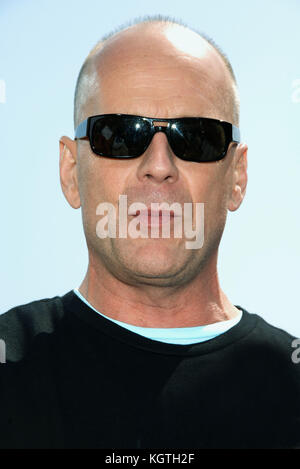 Bruce Willis che arrivano al oltre la siepe premiere al westwood Theatre di Los Angeles. 30 aprile 2006.Bruce Willis - = persone, , headshot, , premiere, premi mostra, arrivo, tappeto rosso evento, verticale, sorridente, industria cinematografica, Stati Uniti d'America, attore di cinema, film celebrità, artista, celebrità, guardando la telecamera, fotografia, arte cultura e intrattenimento, partecipare ad un evento, bestof, una persona, Foto Stock