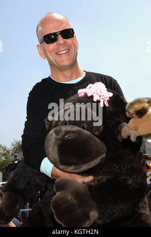 Bruce Willis arriva al Over THE HEDGE Premiere al Westwood Theatre di Los Angeles. 30 aprile 2006. Bruce Willis - = persone, tre quarti, Premiere, Awards show, arrivo, Red Carpet Event, verticale, sorridente, industria cinematografica, USA, attore di film, celebrità di film, artista, celebrità, guardando fotocamera, fotografia, Arte Cultura e spettacolo, partecipando a un evento, Bestof, una persona, Foto Stock