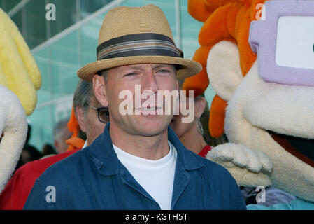 Bruce Willis al ' rugrats go wild premiere ' presso il dome glossari affini a los angeles. giugno 1, 2003.Bruce Willis - = persone, , headshot, , premiere, premi mostra, arrivo, tappeto rosso evento, verticale, sorridente, industria cinematografica, Stati Uniti d'America, attore di cinema, film celebrità, artista, celebrità, guardando la telecamera, fotografia, arte cultura e intrattenimento, partecipare ad un evento, bestof, una persona, Foto Stock