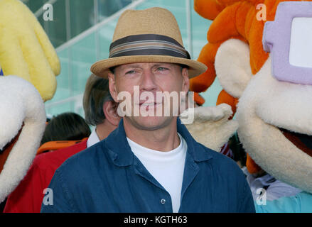 Bruce Willis al ' rugrats go wild premiere ' presso il dome glossari affini a los angeles. giugno 1, 2003.Bruce Willis - = persone, , headshot, , premiere, premi mostra, arrivo, tappeto rosso evento, verticale, sorridente, industria cinematografica, Stati Uniti d'America, attore di cinema, film celebrità, artista, celebrità, guardando la telecamera, fotografia, arte cultura e intrattenimento, partecipare ad un evento, bestof, una persona, Foto Stock