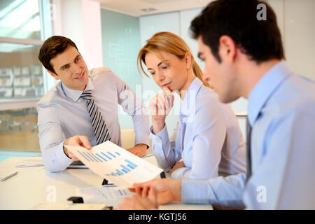 Direttore delle vendite la presentazione di business plan per il team Foto Stock