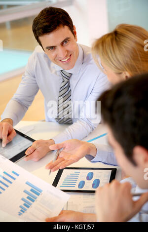 Direttore delle vendite la presentazione di business plan per il team Foto Stock