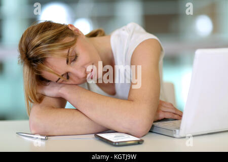 Lavoratore di ufficio di addormentarsi durante le ore di lavoro Foto Stock