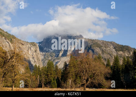 Mezza Cupola coperta di nebbia nel Parco Nazionale di Yosemite close-up Foto Stock