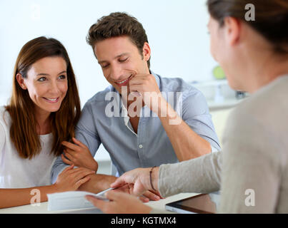 I futuri proprietari leggere i termini del contratto Foto Stock