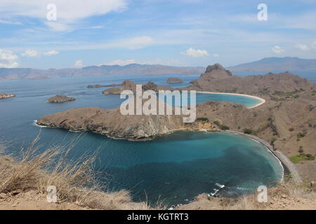 Isola di padar, Nusa Tenggara orientale, Indonesia. paesaggio dell'isola dalla cima di padar isola. Foto Stock