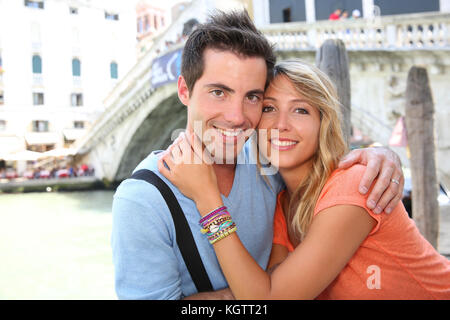 Coppia di turisti che si godono di vista Canal, il ponte di rialto in background Foto Stock