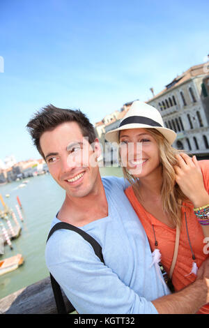 Matura in piedi sul ponte dell'Accademia di Venezia, Italia Foto Stock