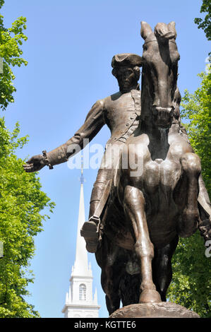 Paul Revere statua e Old North Church di Boston, Massachusetts Foto Stock