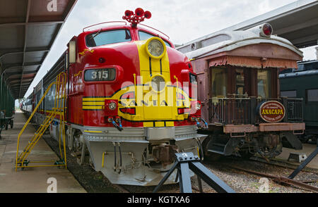 Texas, Galveston Railroad Museum, Santa Fe Super Chief Warbonnet Locomotive EMD F7'A Unit 315, costruita nel 1953; Anacapa Private/Business Car costruita nel 1929 Foto Stock